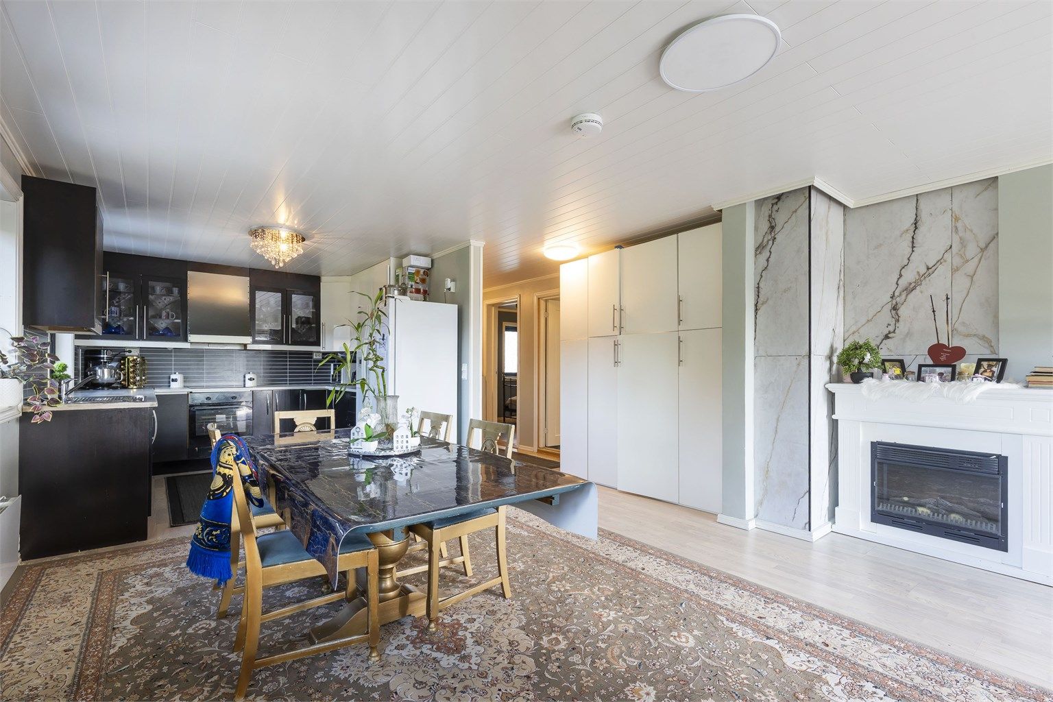 Åpen løsning mellom kjøkken og stue. 