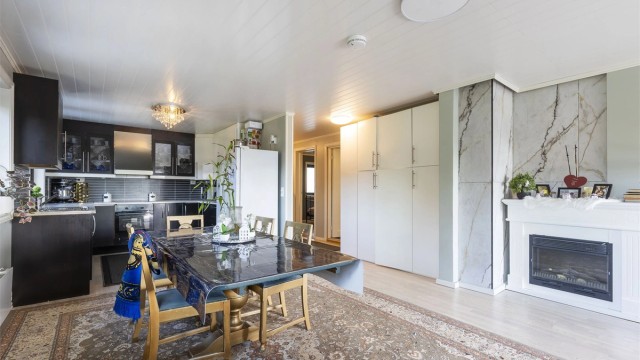 Åpen løsning mellom kjøkken og stue.