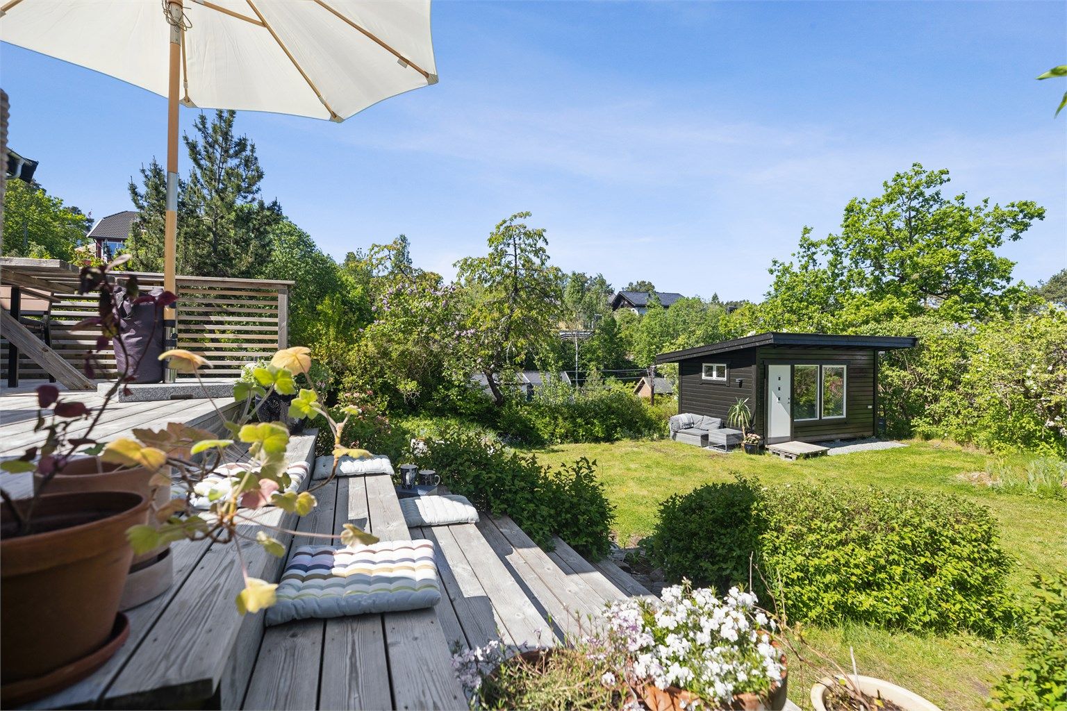 Idyllisk, høytliggende og solrik eiendom med mange flotte utearealer. 