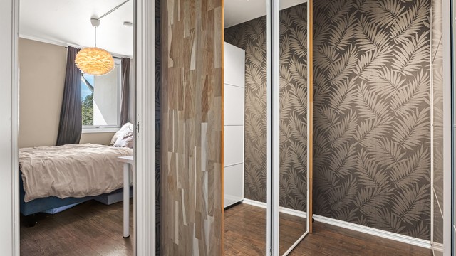 Walk-in-closeth - er i praktisk tilknytning til soverom med rikelig plass til klær.