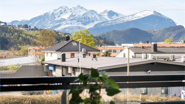 Nærområdet byr også på utmerket tilgang til tur- og grøntområder, som stiene rundt Lillevatnet og langs Borgundfjorden.