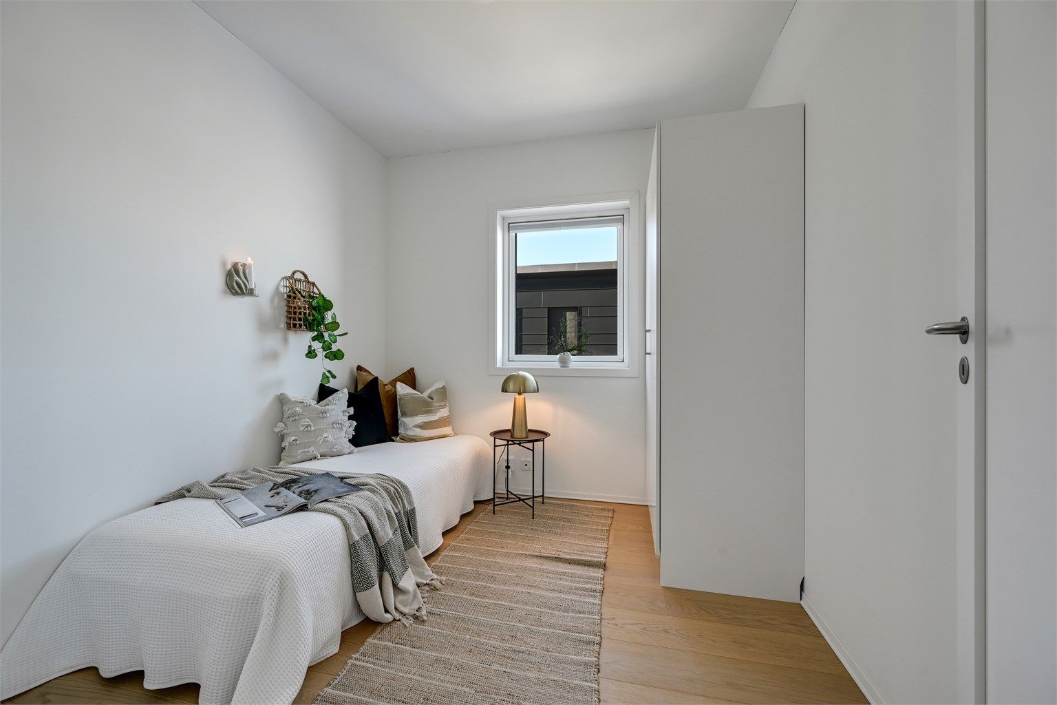 Soverom 2 - innredet med seng, nattbord og garderobeskap. 