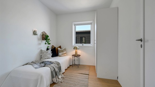 Soverom 2 - innredet med seng, nattbord og garderobeskap.