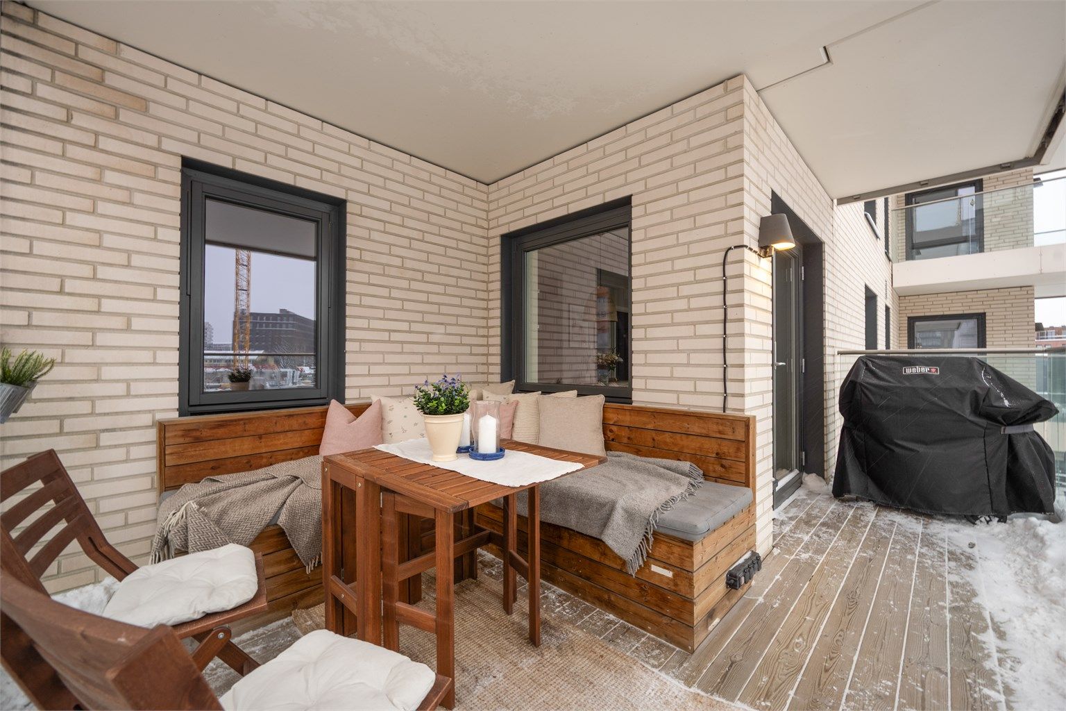 En moderne 3-roms fra 2018 med en stor balkong på ca. 11 kvm!
 Foto: Martine Eren Studio 