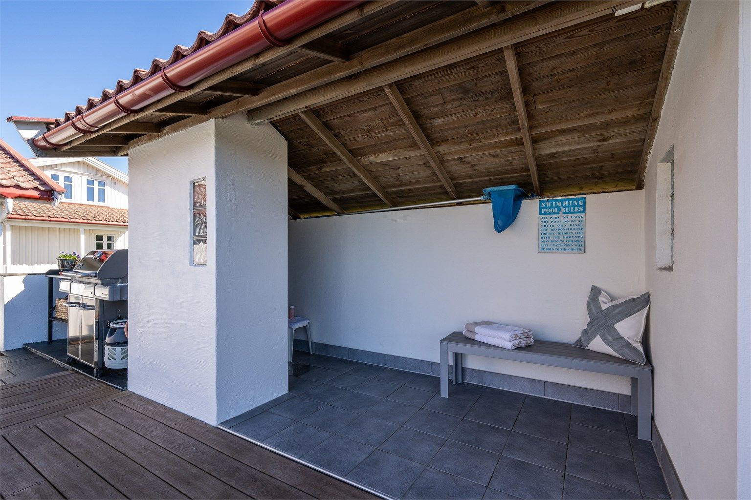 Overbygget del ved badehuset.