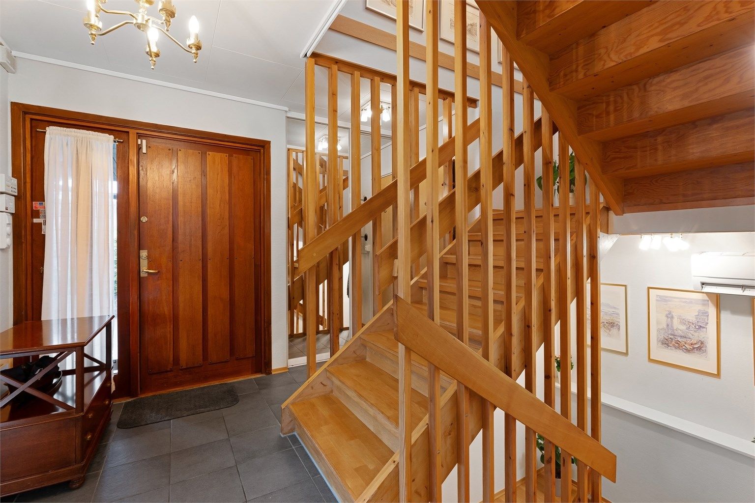 Fra entréen fører en solid tretrapp opp til andre etasje og ned til kjelleren.