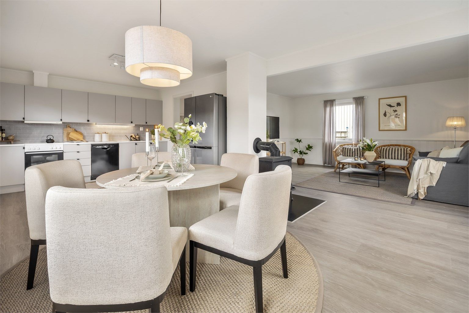 Hele oppholdsrommet i første etasje, inkludert kjøkkenet, har behagelig gulvvarme.