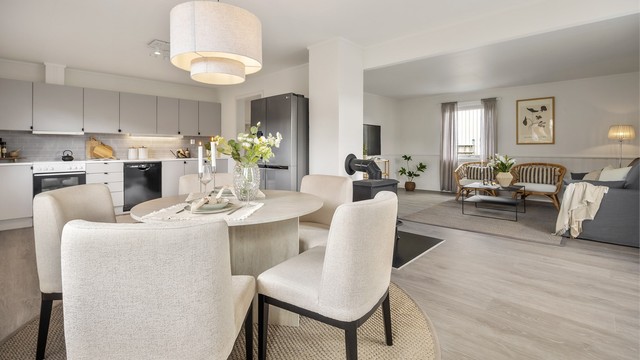 Hele oppholdsrommet i første etasje, inkludert kjøkkenet, har behagelig gulvvarme.