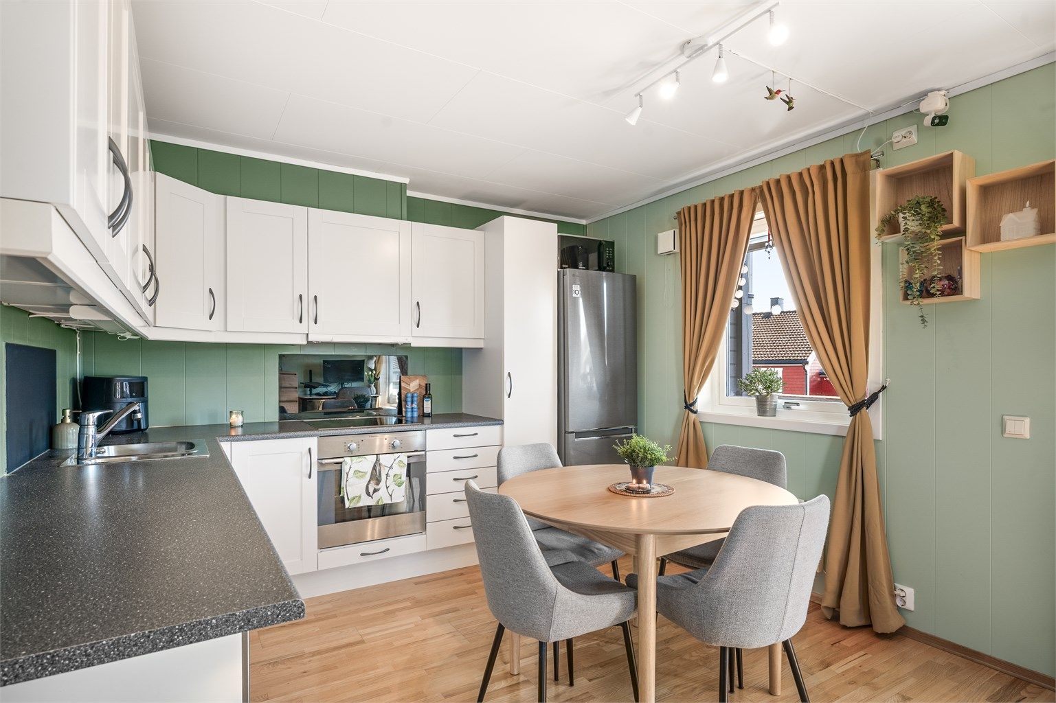 Kjøkkeninnredningen gir godt med skap- og benkeplass. Ventilator er tilkoblet avtrekkskanal.