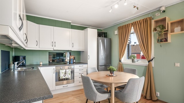 Kjøkkeninnredningen gir godt med skap- og benkeplass. Ventilator er tilkoblet avtrekkskanal.