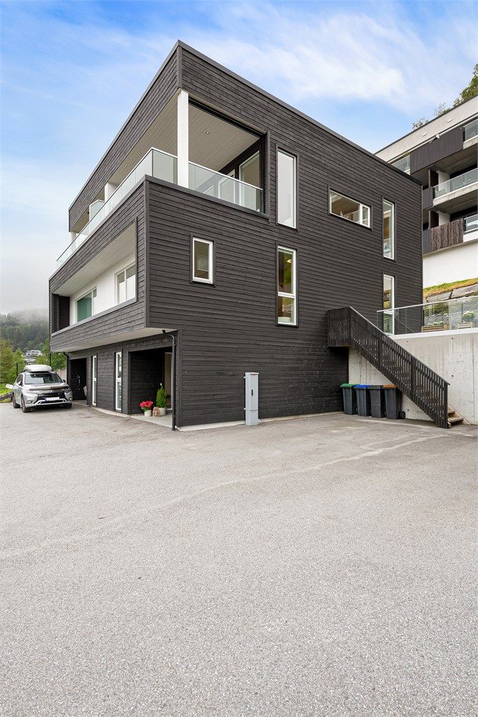 Vertikaldelt tomannsbolig oppført i 2019 over tre plan.