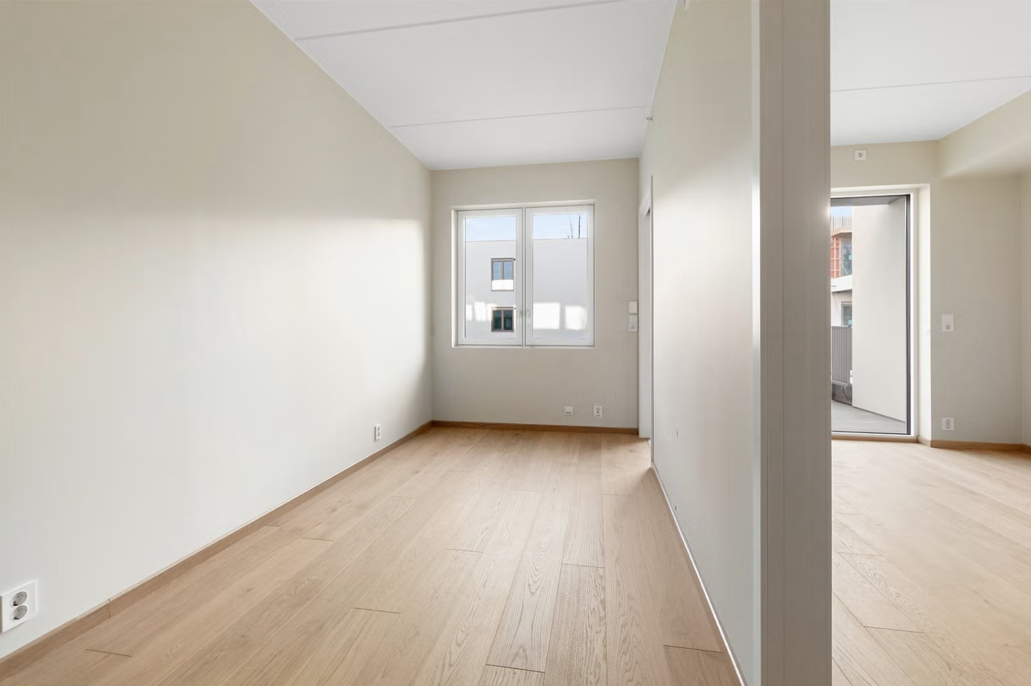 Soverom med god plass til garderobe og dobbeltseng.