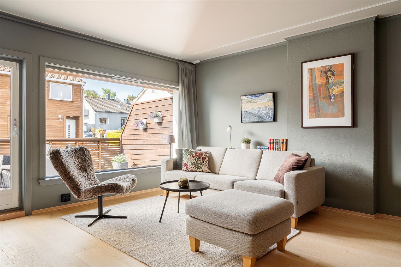 Stuen er lys og luftig i delvis åpen løsning mot kjøkkenet.