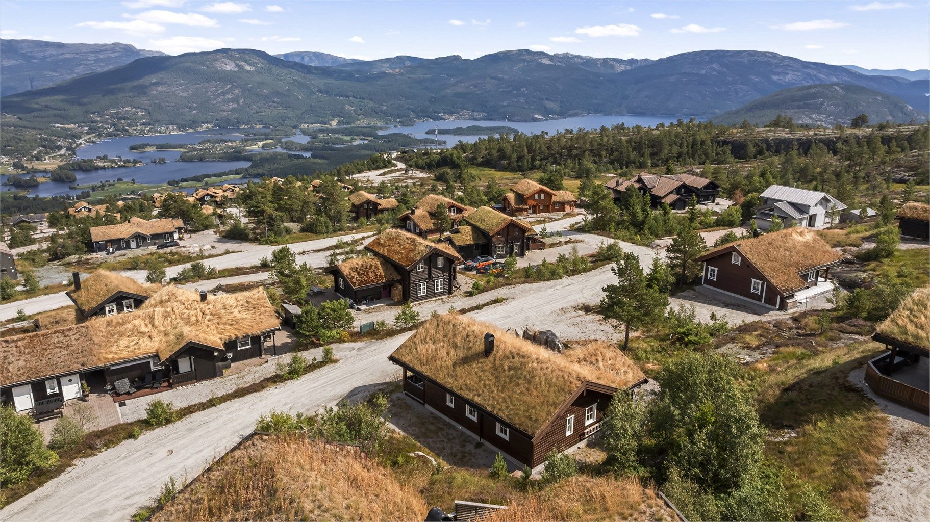 Fin utsikt mot fjell og vann i Vrådal.