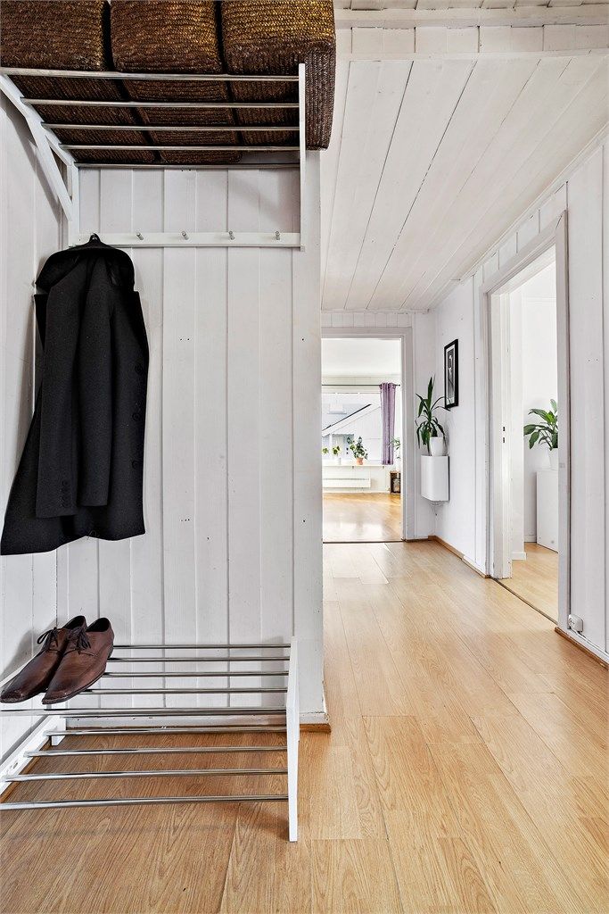 Velkommen inn i en lys entré med plass til oppbevaring av yttertøy og sko!