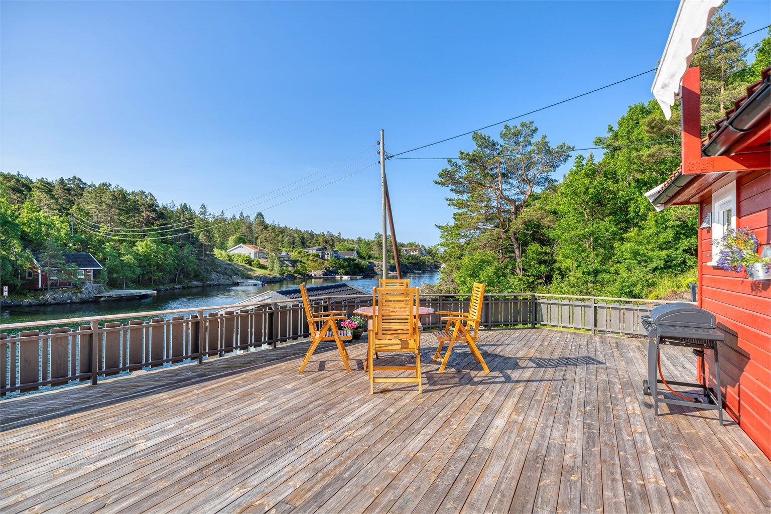 Solrik veranda rundt hytten på hele 82 kvm ! Her er det plass til flere sittegrupper og sosiale sammenkomster. Gode solforhold og nydelig utsikt mot leia