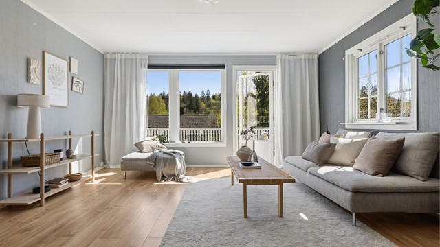 Stuen i første etasje har god plass til en romslig sofagruppe. Terrassedøren ble skiftet i 2020.