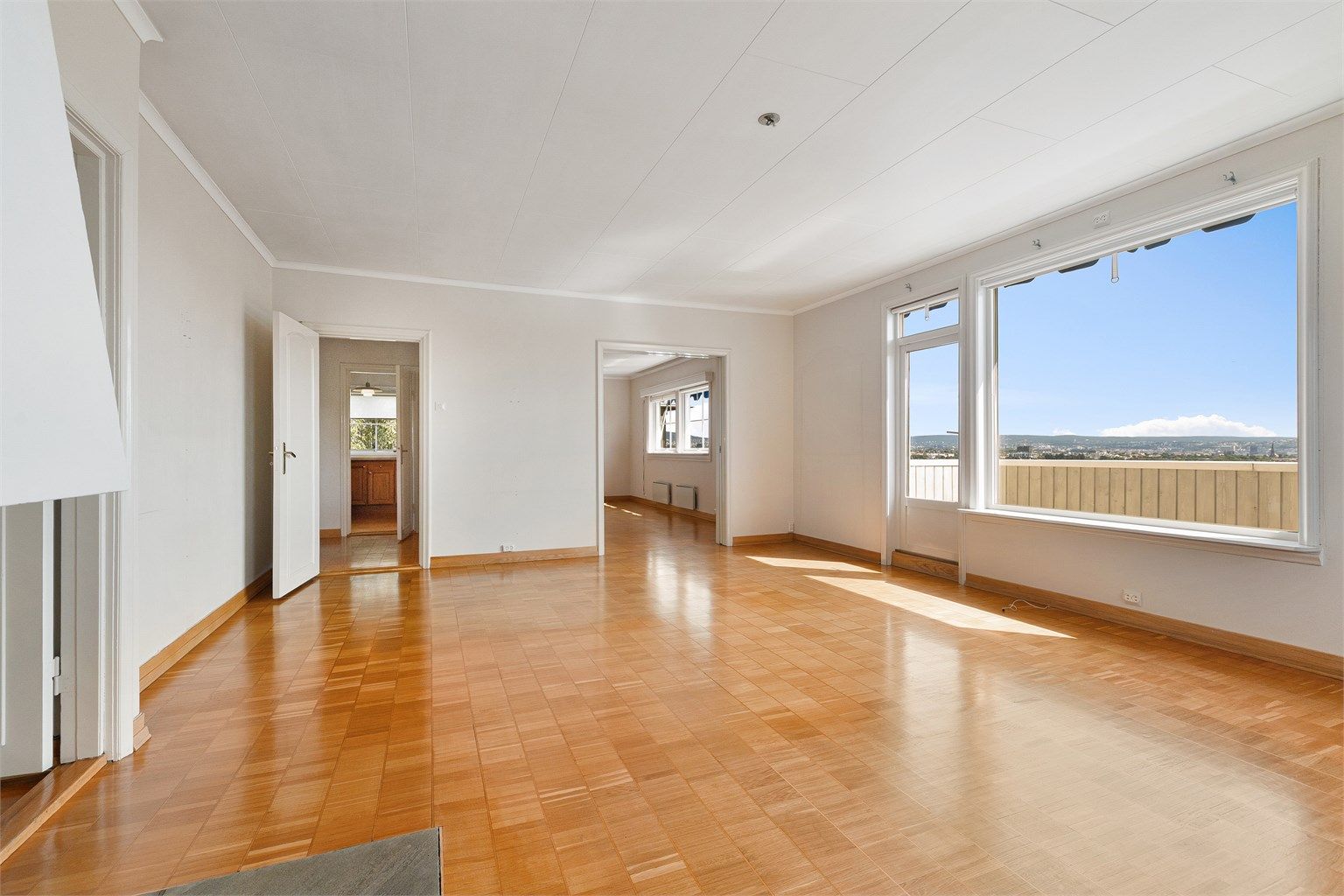 Det er god plass til både sofagruppe og en ekstra sittegruppe dersom ønskelig.