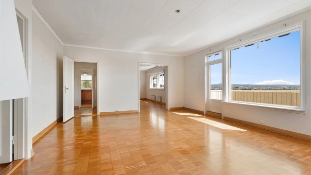 Det er god plass til både sofagruppe og en ekstra sittegruppe dersom ønskelig.