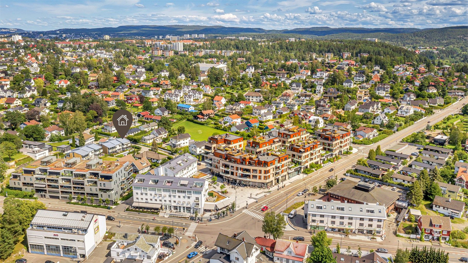 Umiddelbar nærhet til et bredt servicetilbud på Sæter med bl.a. Meny og Rema1000, Samson, Norlaks, Egon, Poppel vinbar og kaffebarer, samt klesbutikker, Beth´s Beauty, frisør, bokhandel, apotek, helsekost, blomsterbutikk, treningssenter, legekontor, m.m.