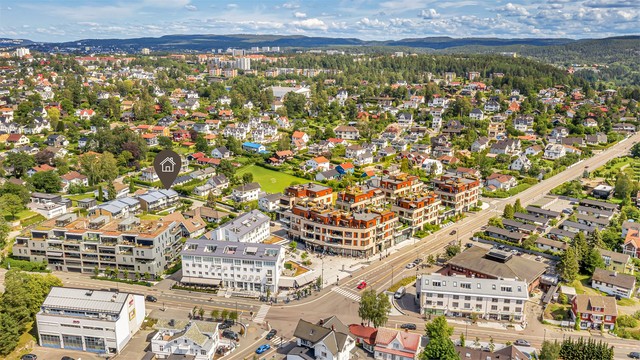 Umiddelbar nærhet til et bredt servicetilbud på Sæter med bl.a. Meny og Rema1000, Samson, Norlaks, Egon, Poppel vinbar og kaffebarer, samt klesbutikker, Beth´s Beauty, frisør, bokhandel, apotek, helsekost, blomsterbutikk, treningssenter, legekontor, m.m.