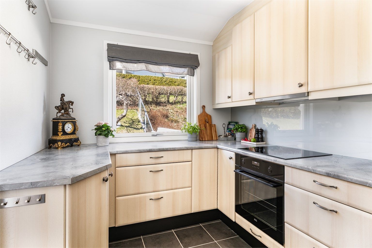 Kjøkkeninnredningen er fra JKE Design og ble installert i 2012. Samme år ble også kjøkkenvinduet skiftet ut. Flere oppgraderinger er uført i senere år.