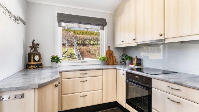 Kjøkkeninnredningen er fra JKE Design og ble installert i 2012. Samme år ble også kjøkkenvinduet skiftet ut. Flere oppgraderinger er uført i senere år.