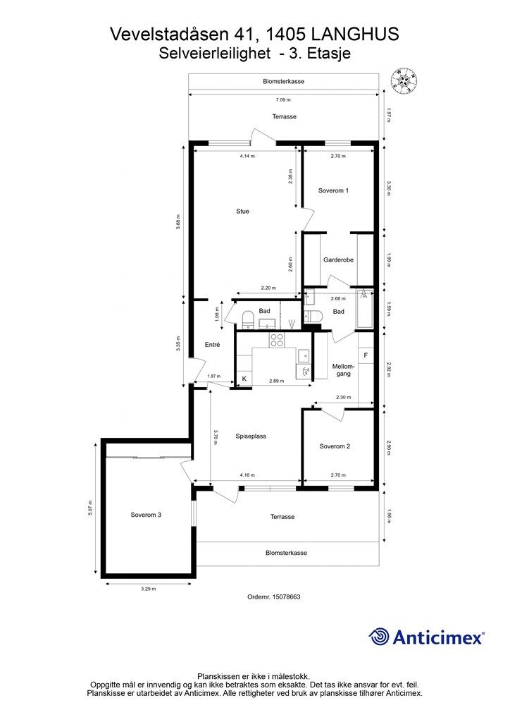 Gjennomgående planløsning med tre soverom, to bad og en sosial sone med åpen løsning mellom kjøkken og spisestue. Leiligheten disponerer en bod og garasjeplass.