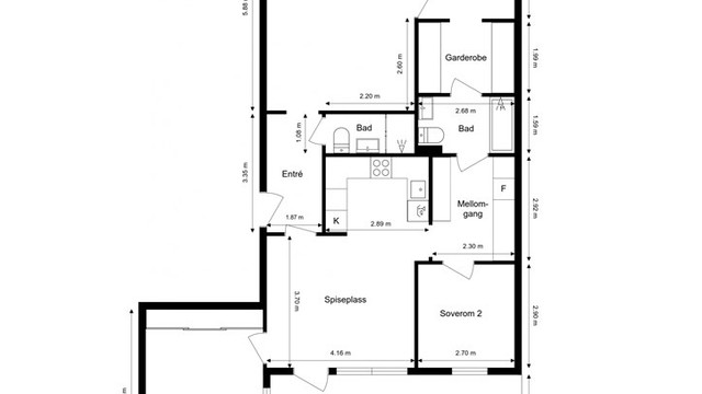 Gjennomgående planløsning med tre soverom, to bad og en sosial sone med åpen løsning mellom kjøkken og spisestue. Leiligheten disponerer en bod og garasjeplass.
