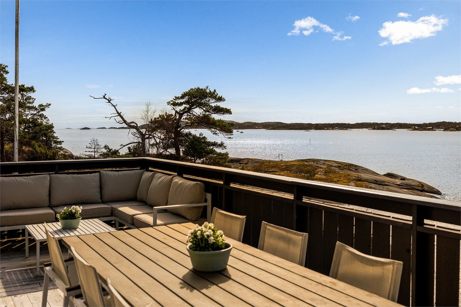 Terrassen har rikelig med plass til både stort langbord og egen sittegruppe. Her er det god plass til hele familien på en varm sommerdag.