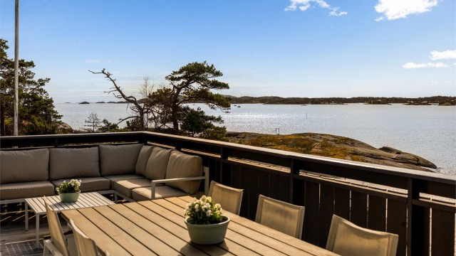 Terrassen har rikelig med plass til både stort langbord og egen sittegruppe. Her er det god plass til hele familien på en varm sommerdag.