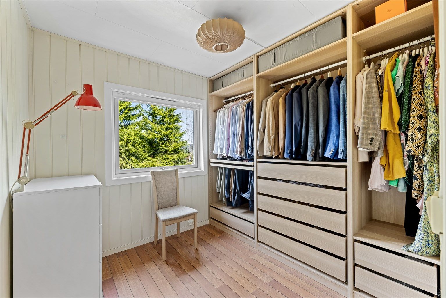 Soverom 3 er i dag innredet som en praktisk walk-in-garderobe.