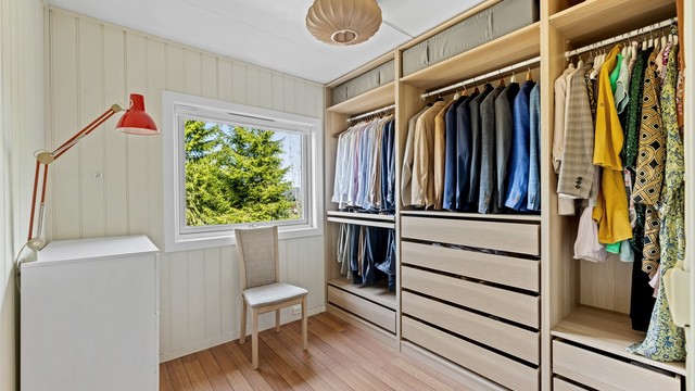 Soverom 3 er i dag innredet som en praktisk walk-in-garderobe.