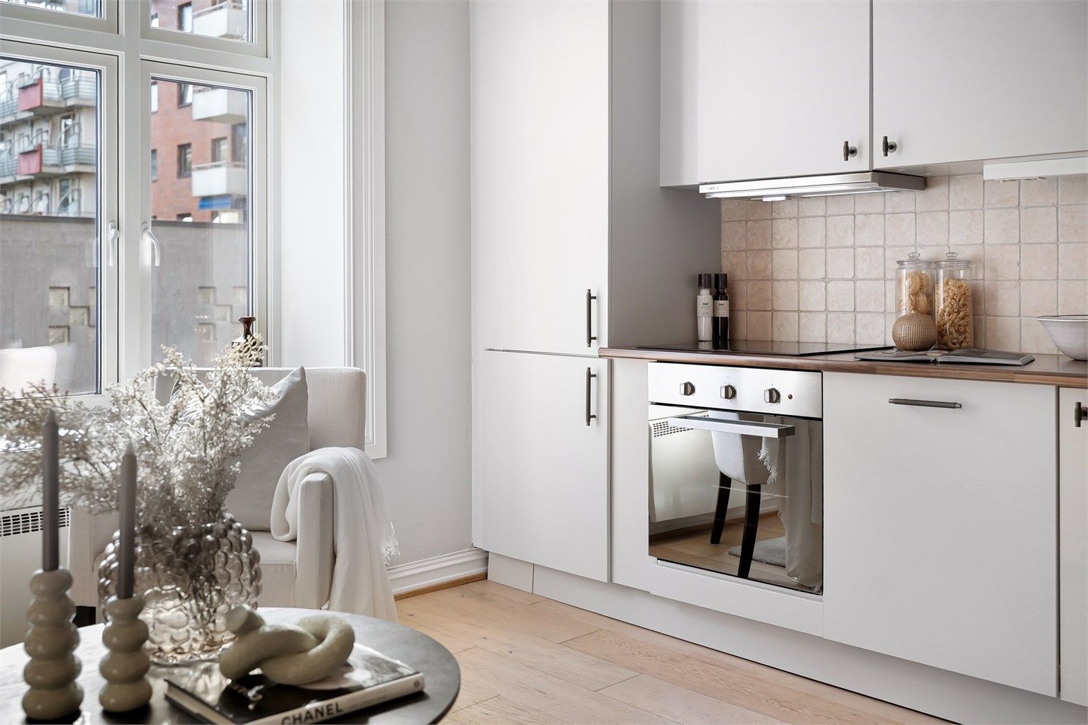 I 2025 har nåværende eier byttet platetopp, pusset og malt kjøkkenfronter samt byttet håndtak av typen messing fra Beslag.
