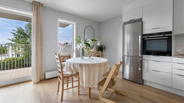 Spisebord med naturlig plassering mellom kjøkken og stue.