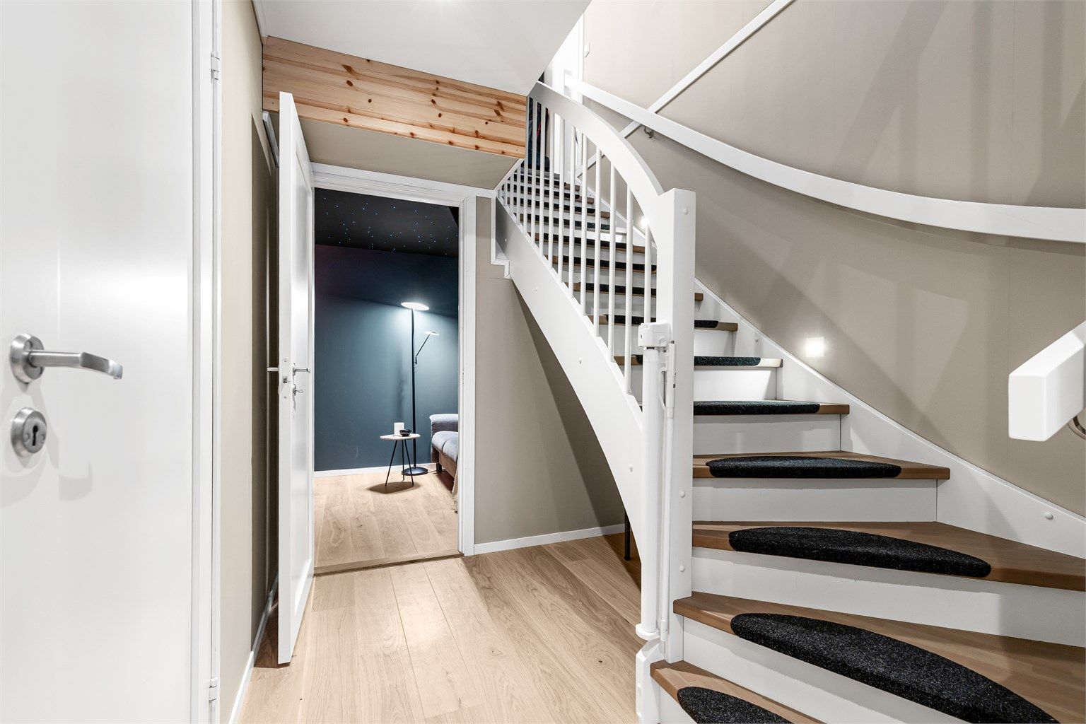 Fra entreen kommer man ned til gangen i underetasjen.