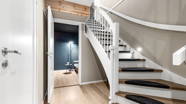 Fra entreen kommer man ned til gangen i underetasjen.