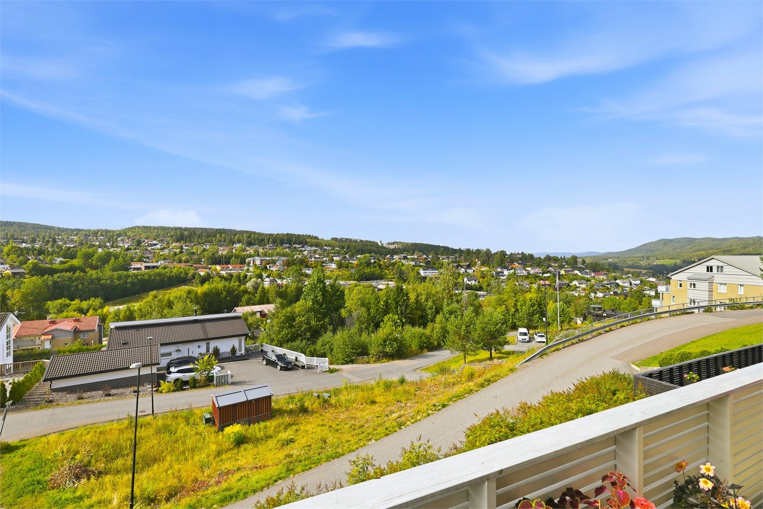Utsikten fra terrassen, man kan skimte Varingskollen i det fjerne