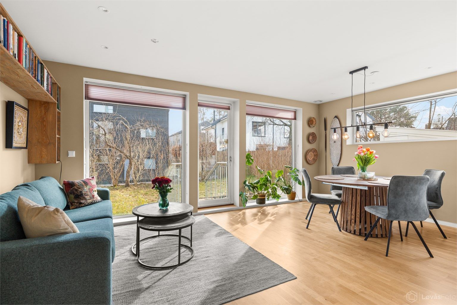 Store vindusflater og utgang til hagen skaper en god forbindelse mellom inne- og uterom.