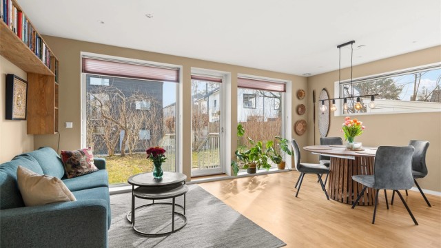 Store vindusflater og utgang til hagen skaper en god forbindelse mellom inne- og uterom.