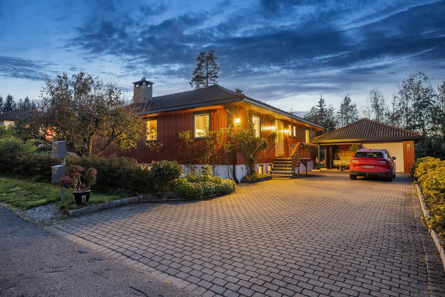 Røysveien 15 - Stor enebolig og stor tomt med grønnsakshage, frukt, bær, røkeri, bålplass, etc.