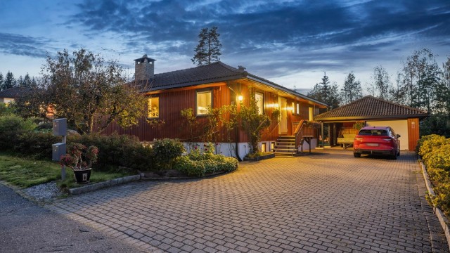 Røysveien 15 - Stor enebolig og stor tomt med grønnsakshage, frukt, bær, røkeri, bålplass, etc.