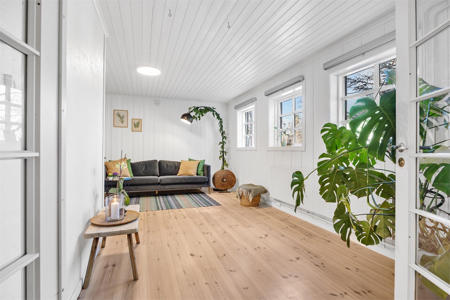 I kjelleretasjen er det et rom som er brukt som kjellerstue. Rommet er ikke godkjent for varig opphold. Se salgsoppgave for mer info.