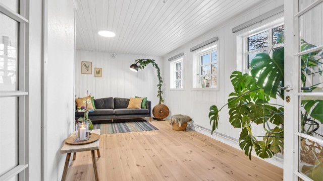 I kjelleretasjen er det et rom som er brukt som kjellerstue. Rommet er ikke godkjent for varig opphold. Se salgsoppgave for mer info.