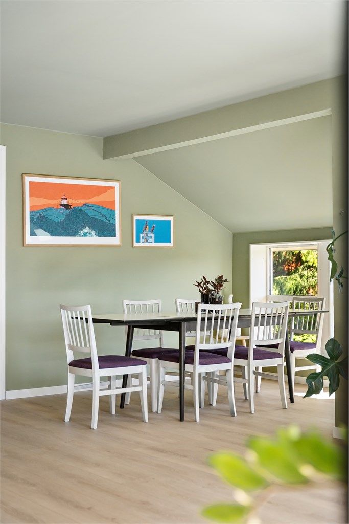 Spisestuen har god plass til et større spisebord for sammenkomster med familie og venner.