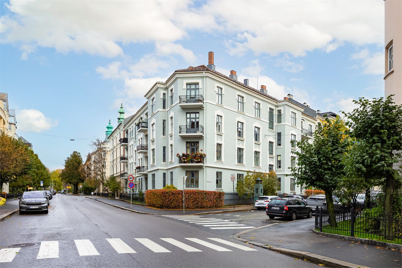 Bygårdens tak, fasader og oppganger er nyrenovert.