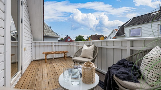 Den store balkongen har plass til hagemøbler og her kan man nye solen utover kvelden.
