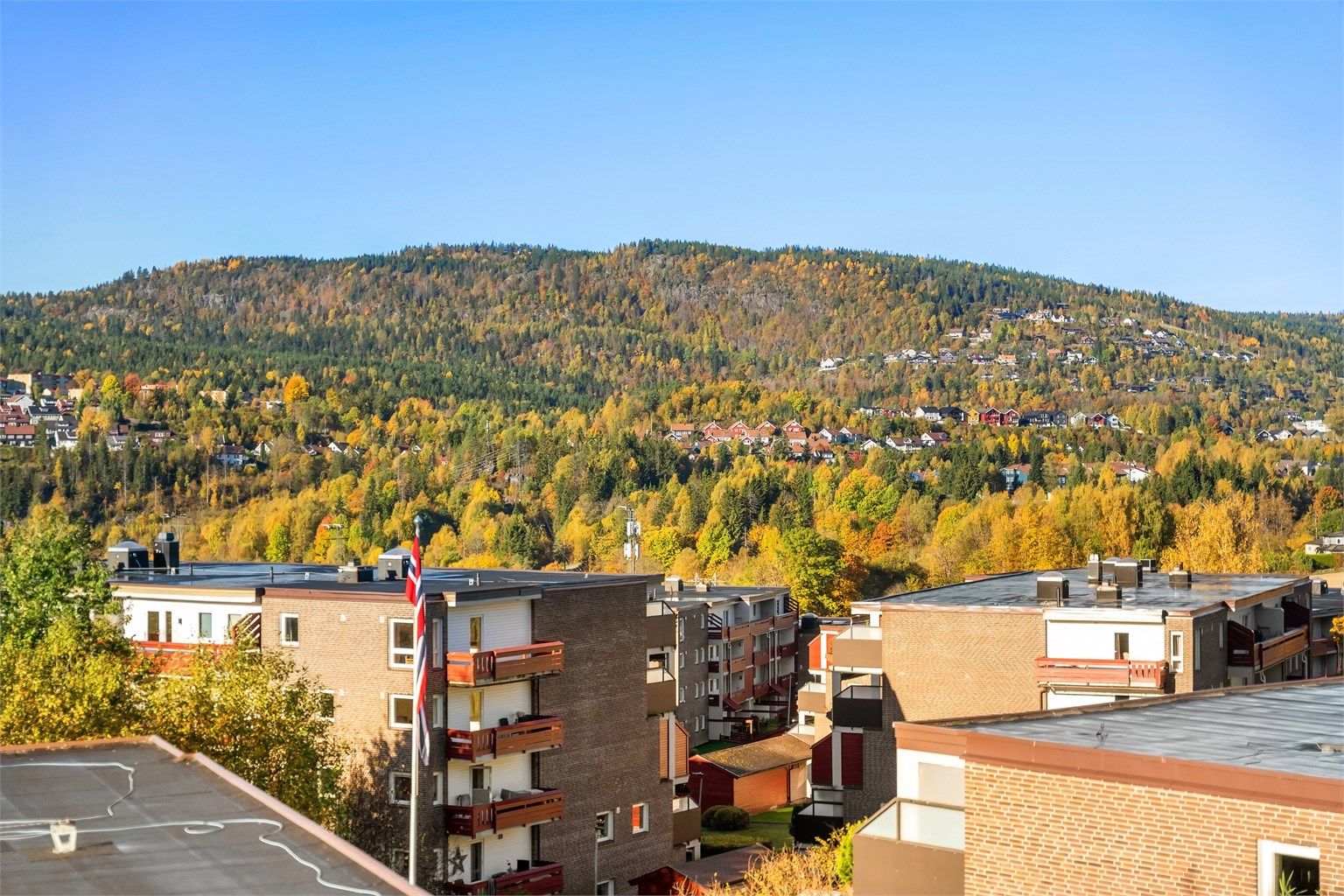 Sol fra 13-22:30 midtsommer og flott utsikt innover Lommedalen