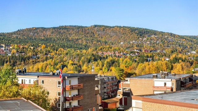 Sol fra 13-22:30 midtsommer og flott utsikt innover Lommedalen