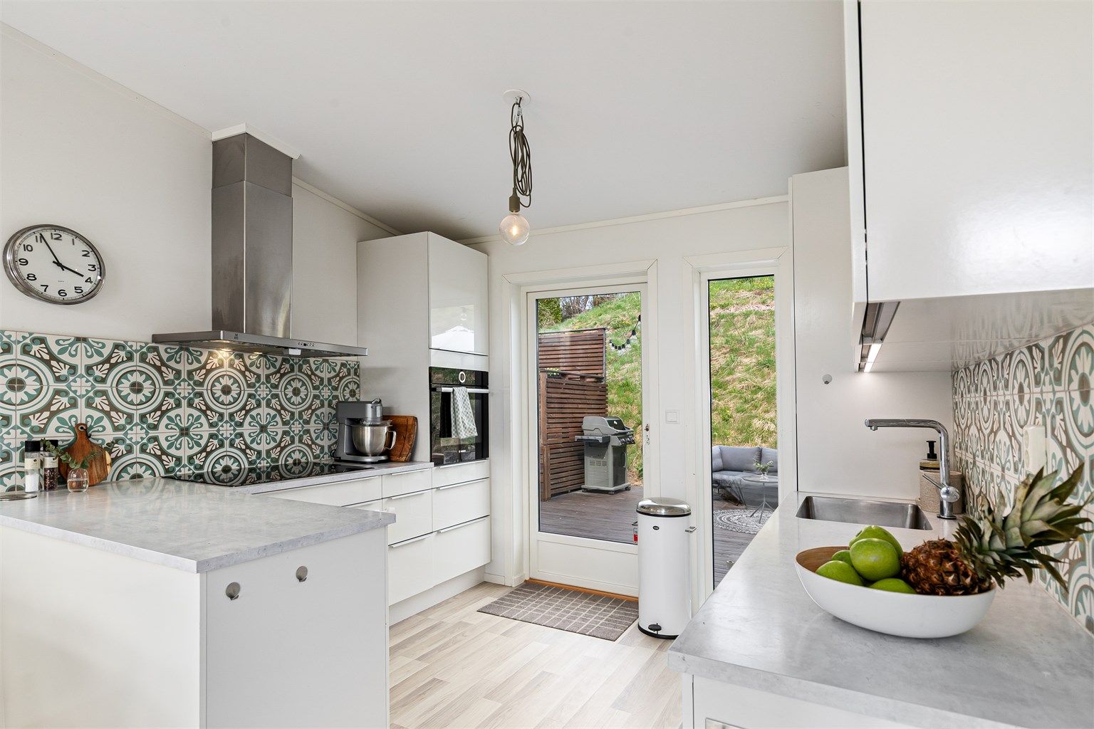 Utgang til terrasse fra kjøkkenet 